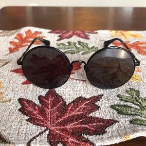 Black circle sunglasses